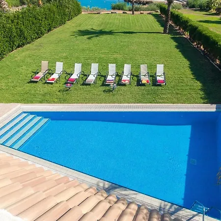 Emerald Seafront Vila *